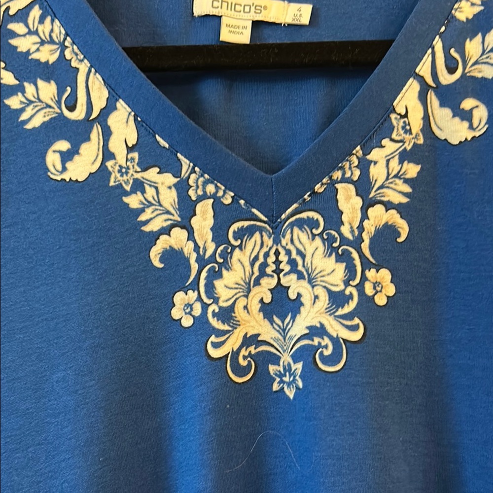 Chico's Royal Blue V-Neck Top with White Floral Design - Picture 4 of 9
